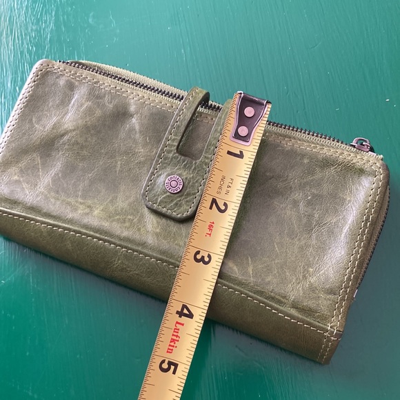 Pea green wallet with plenty of compartments leather clasp zippers - Picture 8 of 9